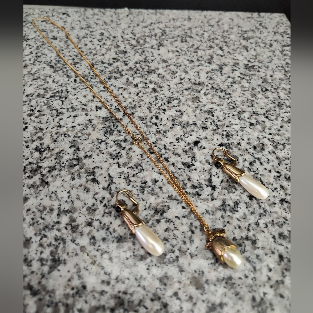 Teardrop Faux Pearl Drop Earrings & Necklace Set.
